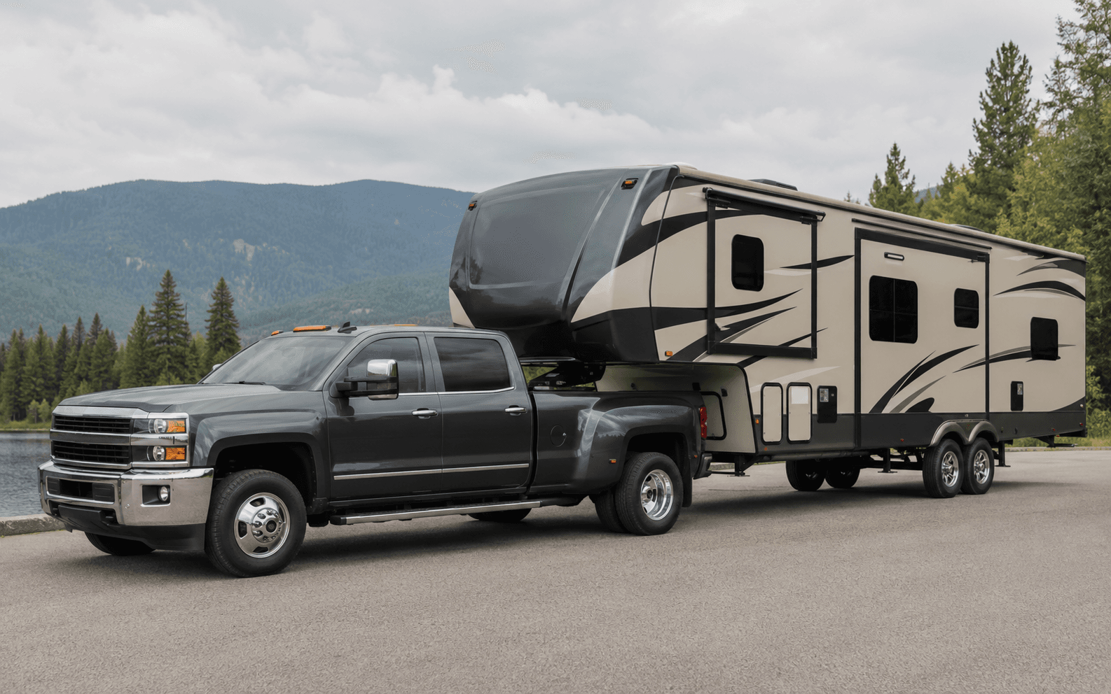 Fifth-wheel trailer connected to a pickup bed hitch